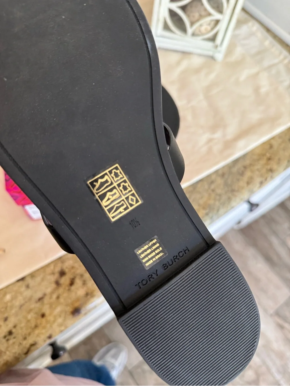 New Tory Burch Black calf Leather Logo Thong Sandals in black
